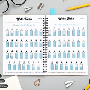 Peut inclure: Un suivi d'hydratation imprimable avec un design bleu et blanc. Le suivi comporte 32 bouteilles d'eau, chacune avec une ligne pour marquer la quantité d'eau consommée. Le texte "12 Cups A Day Challenge!" est imprimé en haut de la page.