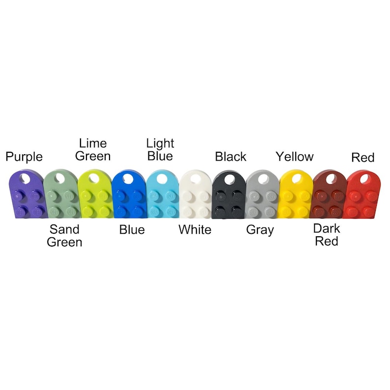 Puede incluir: Una fila de 10 ladrillos LEGO de diferentes colores, incluyendo morado, verde lima, azul claro, negro, amarillo, rojo, verde arena, azul, blanco y gris. Los ladrillos est&aacute;n dispuestos en una l&iacute;nea de izquierda a derecha.