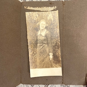 Foto antigua de una mujer joven afuera