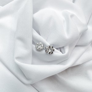 Dainty Flower Stud Earrings, Hypoallergenic Earrings, Silver Flower Earrings, Minimalist Earrings, Simple Earrings, Sterling Silver immagine 2