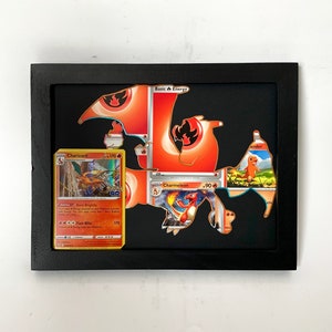 Marco de cartas de Charizard Pokémon - Arte de Charizard - Silueta de Charizard - Carta de Charizard - Iniciales de Kanto - Línea de evolución - Marco de Pokémon