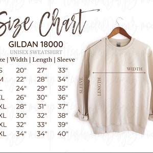 Op de afbeelding: Een beige Gildan 18000 unisex sweatshirt op een houten hanger. De afbeelding bevat een maattabel met afmetingen in cm voor breedte, lengte en mouwlengte, vari&euml;rend van maat S tot 5XL.