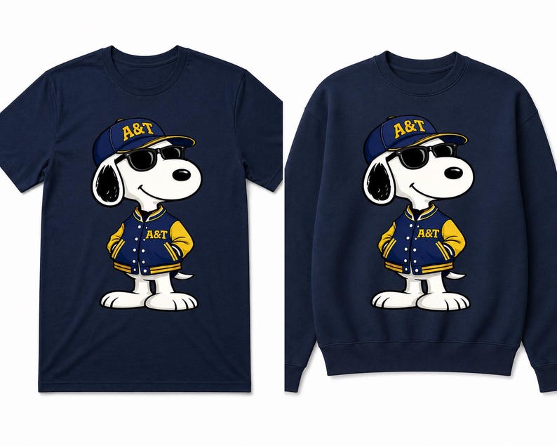 Op de afbeelding: Twee marineblauwe tops. De ene is een t-shirt, de andere een sweatshirt. Beide hebben een cartoonhond met een zonnebril, een baseballpet en een varsity-jack. De jas en pet van de hond tonen de letters "A&T".