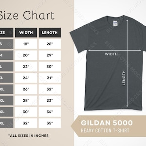 Op de afbeelding: Een maattabel voor een Gildan 5000 heavy cotton t-shirt, met afmetingen in inches. De tabel bevat maten S tot 5XL, met bijbehorende breedte- en lengtematen. Een grijs t-shirt wordt getoond.