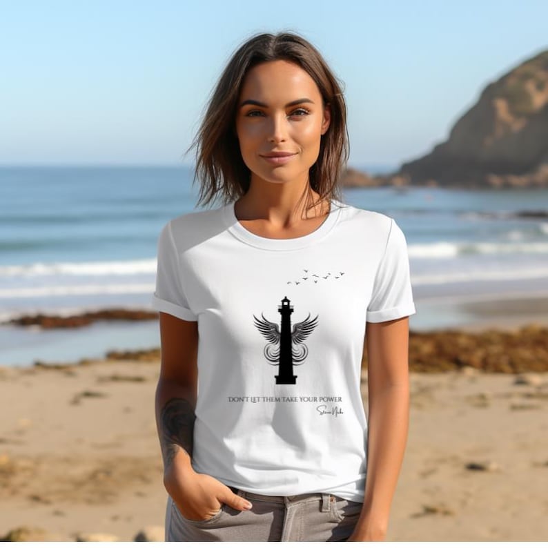 Camiseta de Stevie Nicks Lighthouse No dejes que te quiten el poder Empoderamiento de la mujer Fan de Stevie Nicks Regalo para fan de la música Regalo de Fleetwood Mac para ella imagen 2