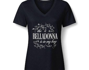 La belladona está en mi bolso. Camiseta de bruja con cuello en V de magia práctica.