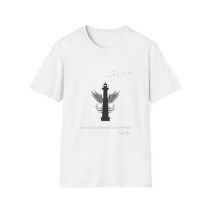 Puede incluir: Camiseta blanca con una silueta negra de un faro con alas y el texto "No dejes que te quiten tu poder". El texto "Steven Hyde" est&aacute; escrito en una fuente m&aacute;s peque&ntilde;a debajo del texto principal.