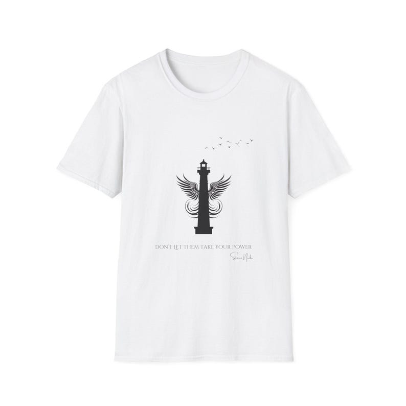 Puede incluir: Camiseta blanca con una silueta negra de un faro con alas y el texto "No dejes que te quiten tu poder". El texto "Steven Hyde" est&aacute; escrito en una fuente m&aacute;s peque&ntilde;a debajo del texto principal.