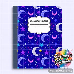 Könnte beinhalten: Ein Kompositionsnotizbuch mit einem Himmelsdesign. Das Cover hat einen dunkelblauen Hintergrund mit einem Muster aus Monden, Sternen und Diamanten in Lila-, Rosa- und Weißtönen. Das Notizbuch hat ein weißes Etikett mit der Aufschrift "COMPOSITION".