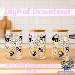 Può includere: Tre bicchieri trasparenti per bevande con coperchi in legno. Ogni bicchiere è decorato con un motivo a api e margherite. Le parole "Digital Download" e "300 DPI Transparent PNG" sono visualizzate in rosa.