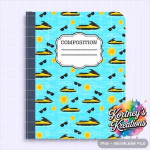 Puede incluir: Cuaderno de composición con una cubierta azul y un patrón de motos acuáticas amarillas, gafas de sol y soles sobre un fondo azul claro. El cuaderno tiene una etiqueta blanca que dice "COMPOSITION" con líneas para escribir. Archivo sin costuras.