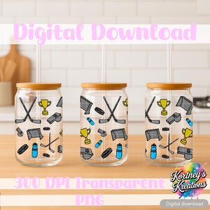 以下が含まれることがあります： 木製の蓋が付いた、3つの透明なガラス製缶型カップ。各カップには、交差したホッケーのスティック、パック、ネット、トロフィー、ウォーターボトルを備えたホッケーをテーマにしたデザインが施されています。「Digital Download」と「300 DPI Transparent PNG」の文字がピンク色で表示されています。