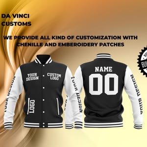 Puede incluir: Dos chaquetas de béisbol negras y blancas con mangas blancas. Una chaqueta tiene el texto "YOUR DESIGN" y "CUSTOM LOGO" en la parte delantera. La otra chaqueta tiene el texto "NAME" y "00" en la parte posterior. Ambas chaquetas tienen una franja blanca en la parte inferior.