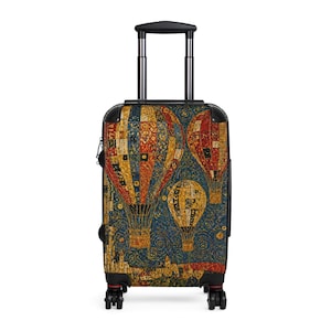 Puede incluir: Maleta con ruedas con un diseño de globos aerostáticos coloridos. El equipaje tiene un asa y un marco negros, con ruedas rojas y negras. Los globos son en tonos rojos, amarillos y azules, sobre un fondo azul oscuro.