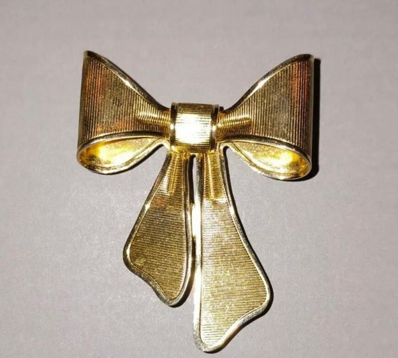 Vintage Avon 1980 Gold Bow Brooch/Pin Pendant - image 3