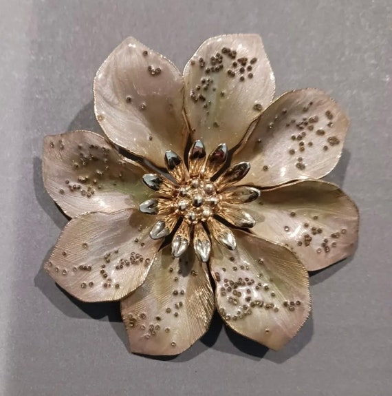 Beautifully Ornate Flower Brooch - image 1