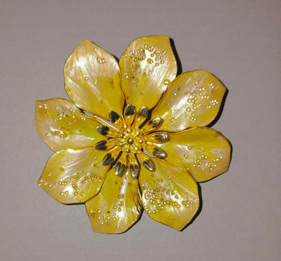 Beautifully Ornate Flower Brooch - image 5