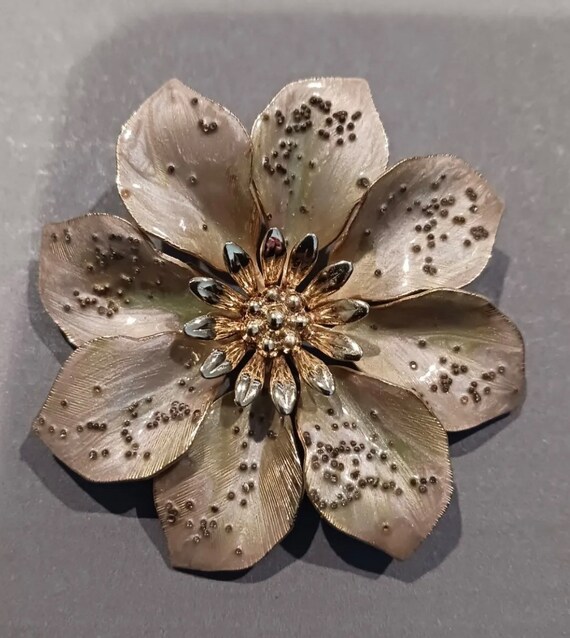 Beautifully Ornate Flower Brooch - image 2