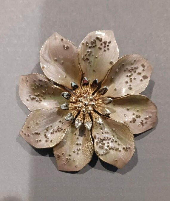 Beautifully Ornate Flower Brooch - image 4