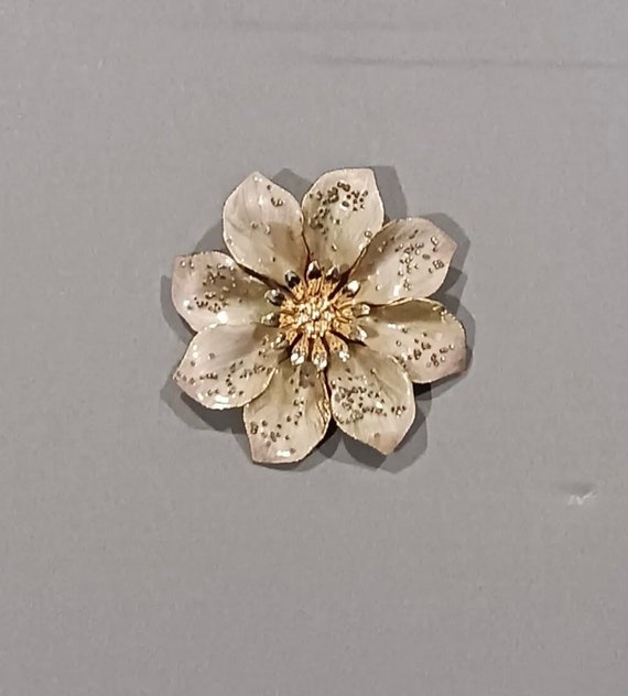 Beautifully Ornate Flower Brooch - image 3