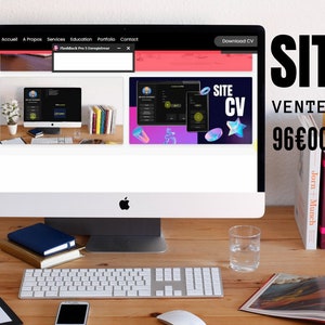 Peut inclure: Un écran d'ordinateur affichant un site web avec le texte "SITE CV" et "VENTE SPECIALE 96€00". Le site web présente une maquette de conception de site web. L'ordinateur est sur un bureau en bois avec une plante, un clavier, une souris, un verre d'eau, un carnet, un téléphone et une pile de livres.