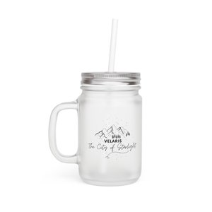 Peut inclure: Un mug en verre givré de style bocal à confiture avec un couvercle argenté et un motif de montagne noir et blanc. Le mug a une anse et une paille. Le texte sur le mug est "Velaris The City of Starlight".