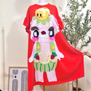 Vestido original con apliques hecho a mano: estilo camiseta extragrande con un diseño caprichoso de conejito y cerdo, corte holgado y estampado de dibujos animados, pieza única.