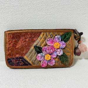 Elegante bolso marrón con cremallera, acolchado y grande, hecho a mano, con patchwork de seda y apliques florales en 3D.