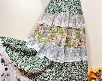 Saia maxi artesanal estilo cottagecore com patchwork e detalhes em renda floral vintage.