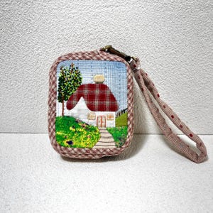 Porta-moedas acolchoado feito à mão com apliques florais e de chalé – Porta-cartões exclusivo em patchwork