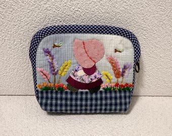 Monedero de patchwork hecho a mano, estuche acolchado con cremallera y estampado floral, cartera bordada de estilo cottagecore, pequeño estuche para joyas, regalo hecho a mano para ella.