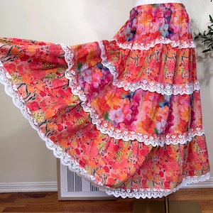 Maxi rok met patchwork in grote maten | Handgemaakt in cottagecore-stijl met bloemenprint en kanten afwerking.