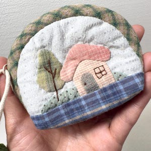 Monedero japonés de patchwork hecho a mano: diseño de cabaña bordada