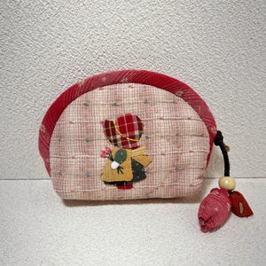 Handgefertigte gesteppte Geldbörse mit Sunbonnet Sue & Cottage Applikation – süßes rosa Patchwork Reißverschlusstäschchen – kleine gepolsterte Geldbörse – Cottagecore Geschenk