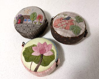 Mini porta-moedas artesanal em patchwork, bolsinha pequena com zíper em estilo cottagecore, bolsa com pingente de casinha bordado, porta-fones de ouvido acolchoado, presente exclusivo