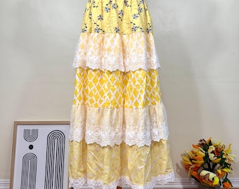 Saia maxi artesanal estilo cottagecore com patchwork e detalhes em renda floral vintage.