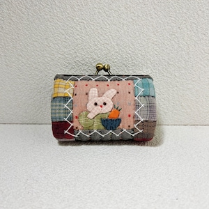 Handgefertigte gesteppte Geldbörse | Niedliche Häschen & Patchwork Blumen | Metall Kiss Lock Rahmen | Kleines Vintage Stofftäschchen | Geschenk für Sie