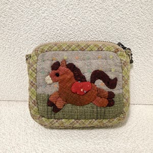 Porte-monnaie en patchwork fait main, pochette recto-verso représentant une scène de cheval, portefeuille cottagecore rustique