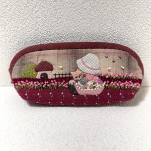 Handmade Sunbonnet Sue Patchwork Eyeglass Case – Japanese Yarn-Dyed Quilted Zipper Pouch with Hand Embroidery, Gift for Her