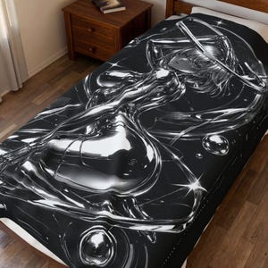 Könnte beinhalten: Schwarz-weiße Decke mit einer chromartigen Illustration einer weiblichen Figur. Das Design umfasst fließende Linien, Kugeln und Sternen-Effekte, die ein Gefühl von Bewegung erzeugen. Die Decke liegt auf einem Bett mit Holzrahmen.
