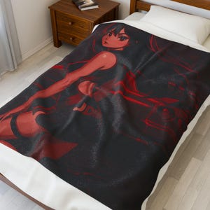 Könnte beinhalten: Eine schwarz-rote Decke mit einer Anime-Illustration einer Frau. Das Kunstwerk hat eine dunkle Ästhetik mit roten Akzenten. Die Decke liegt auf einem Bett mit einem weißen Kissen und Laken. Die Decke besteht aus einem weichen Material.