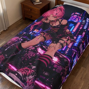 Könnte beinhalten: Eine schwarze und lila Decke mit einer Anime-Illustration einer Person mit rosa Haaren und einem schwarzen Outfit. Der Hintergrund zeigt eine neonbeleuchtete Stadtlandschaft mit japanischem Text. Die Decke liegt auf einem Bett.