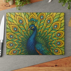 Puede incluir: Tabla de cortar rectangular con un diseño de pavo real vibrante. El pavo real está representado con plumas azules y turquesas, sobre un fondo amarillo y verde. El diseño incluye detalles de joyas, creando un artículo de cocina decorativo.
