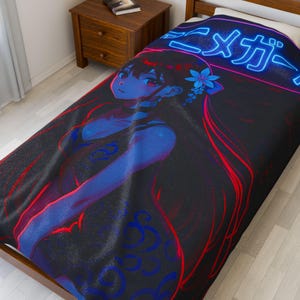 Könnte beinhalten: Eine schwarz-blaue Anime-Decke mit einer Frau mit langen roten Haaren und blauen Akzenten. Die Decke hat japanischen Text in einer neonblauen Schrift. Die Frau trägt eine blaue Blume in ihrem Haar.