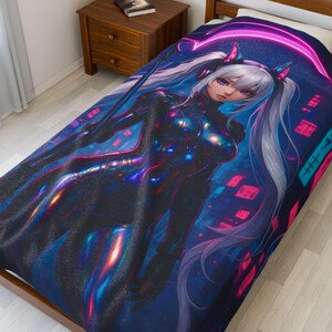 Könnte beinhalten: Eine Bettdeckenbezug für ein Einzelbett mit einer digitalen Kunstillustration eines futuristischen Anime-Charakters. Der Charakter hat weiße Haare, blaue Augen und trägt einen schwarzen Body. Der Hintergrund ist eine Neonstadt mit rosa und blauen Farbtönen.