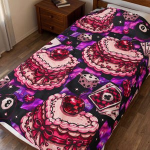 Kawaii Herz Kuchen Muster Samt Plüschdecke | Rosa Glücksspielkarten Würfel 8-Ball, Y2K JDM Disco Kirschkuchen Mädchen Raumdekor Accessoires