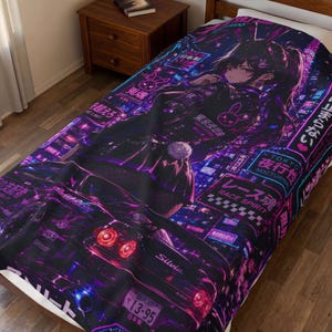 Könnte beinhalten: Eine violett-schwarze Decke mit Anime-Artwork. Das Design zeigt ein Mädchen mit Hasenohren, ein Auto und japanischen Text. Die Decke hat einen Neon-Stadt-Hintergrund mit den Worten "TOKYO" und "RACE SPIRIT".