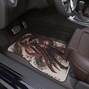 Könnte beinhalten: Auto-Fußmatte mit einer japanisch anmutenden Illustration einer Figur in einem roten und schwarzen Kimono. Die Matte ist rechteckig und für die Fahrerseite eines Autos konzipiert. Das Kunstwerk enthält japanischen Text.