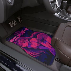 Könnte beinhalten: Auto-Fußmatte mit einer neonrosa und lila Anime-Illustration einer Frau. Die Matte hat den japanischen Text "Anime Girl" und ein Stadtbilddesign auf schwarzem Hintergrund. Die Matte befindet sich in einem Auto.
