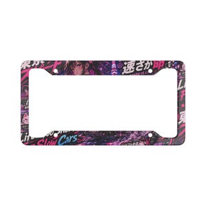 Peut inclure: Cadre de plaque d'immatriculation rectangulaire avec une illustration de style manga et du texte japonais en rose, violet et noir. Le cadre comporte quatre trous de montage.